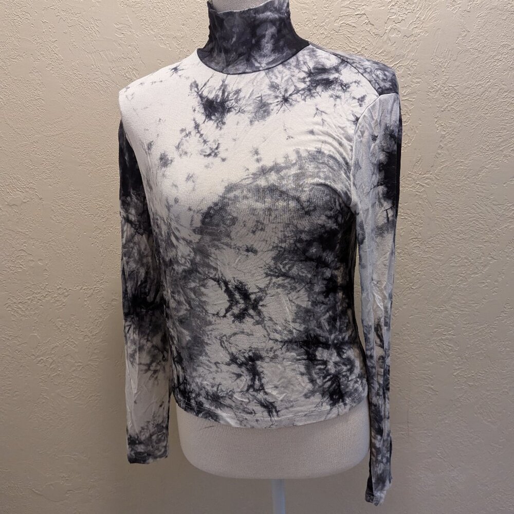 Paint print turtle neck